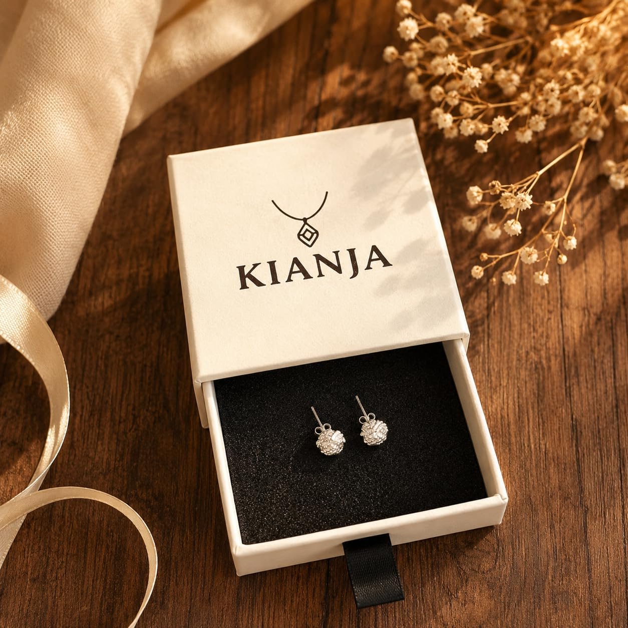 KIANJA Ohrstecker Seilknoten getragen